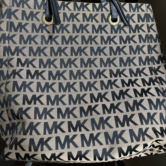 Michael Kors MK Tote - Picture 5 of 6